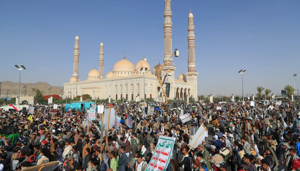 الحوثيون يعلنون استهداف مطار بن غوريون بصاروخ باليستي