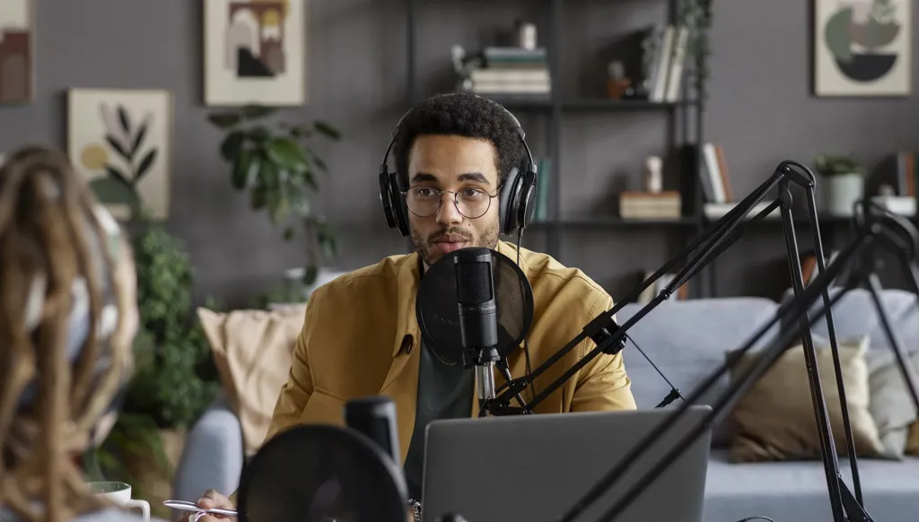 البودكاست في 2026: من الهامش الصوتي إلى قلب الثقافة العالمية