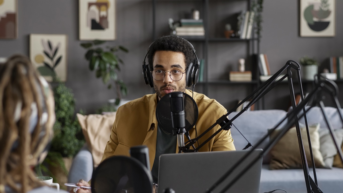 امرأة تُجري بودكاست.