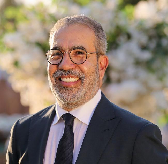 السيناريست والشاعر مدحت العدل، أحد المكرّمين بجائزة الهرم الذهبي لإنجاز العمر. (صدى البلد)