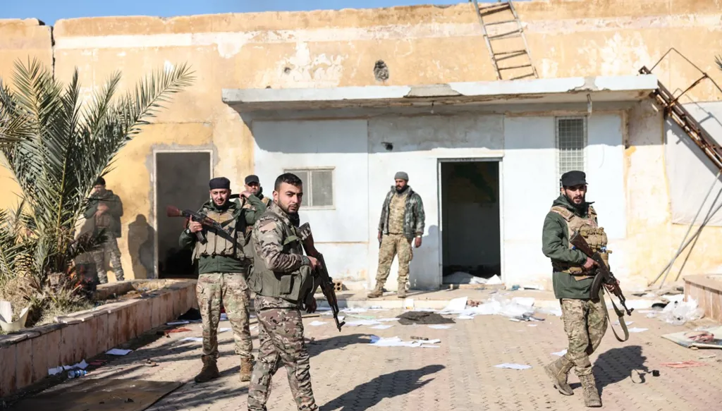 دمشق تتّهم "قسد" بالمماطلة: أبلغنا واشنطن مسبقاً بانسحابها من محيط مخيم الهول