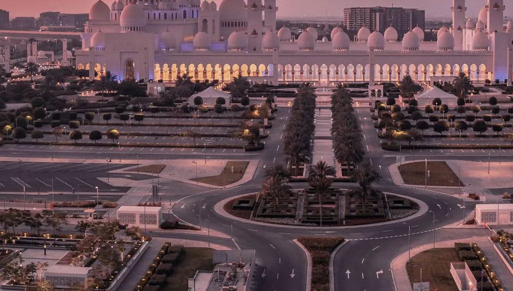 جامع الشيخ زايد الكبير في أبوظبي الثامن عالميا والأول على مستوى الشرق الأوسط في فئة "أبرز معالم الجذب"