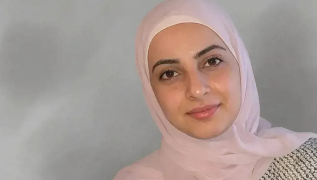 Un père fouille les décombres à Ain el Mreisseh à la recherche de sa fille Zahraa