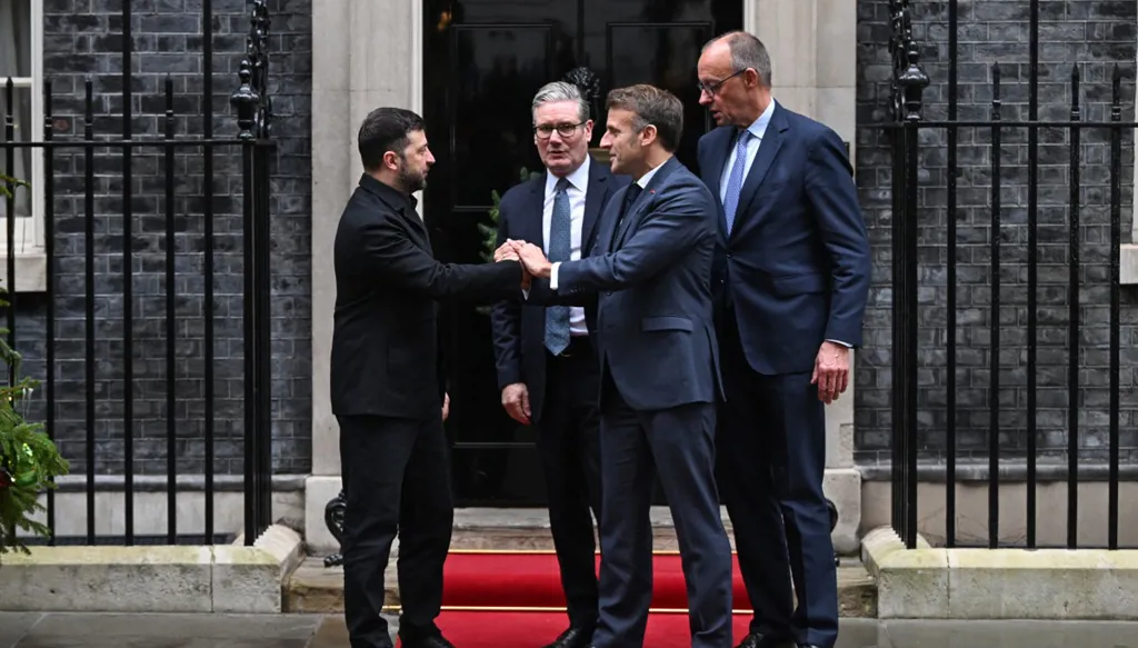 الرئيس الأوكراني فولوديمير زيلينسكي مع ماكرون وميرتس وستارمر. (أ ف ب)