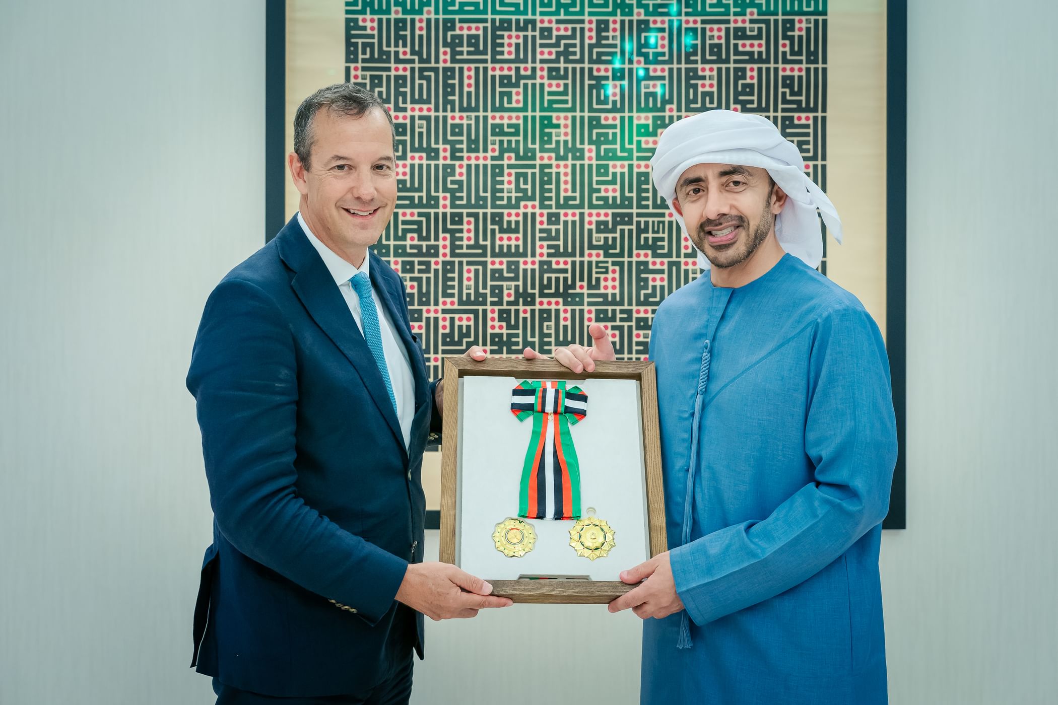  الشيخ عبدالله بن زايد آل نهيان (يمين) وإدوارد هوبارت (وام)