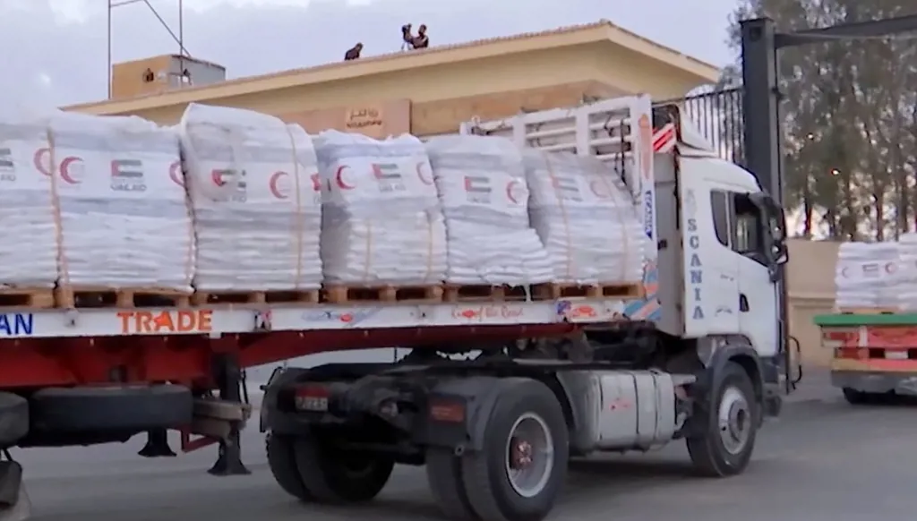 أكثر من 10 آلاف طن من المساعدات الإماراتية دخلت إلى غزة منذ فتح المعابر