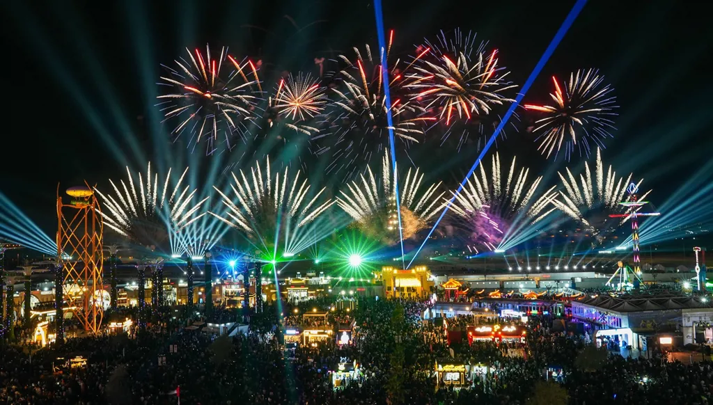 "مهرجان الشيخ زايد" يستقبل موسماً جديداً... التراث الإماراتي يلتقي ثقافات العالم