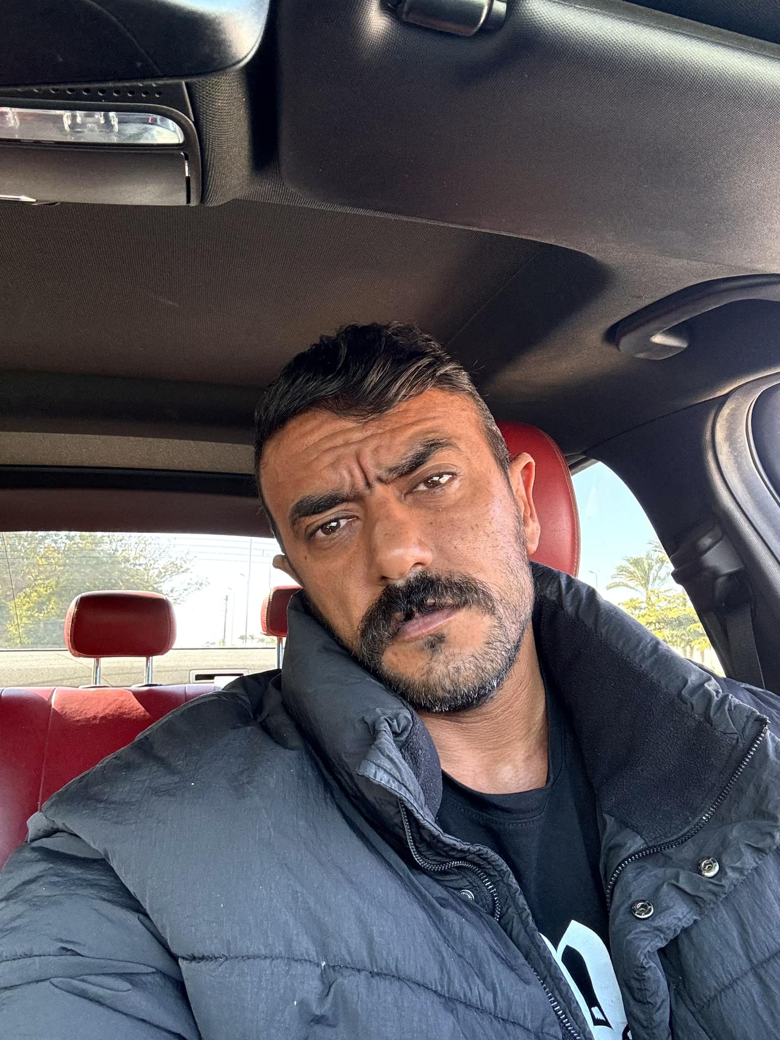 أحمد العوضي داخل سيارته (سوشيال ميديا)