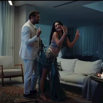 أسماء جلال وعمرو يوسف في لقطة من الفيلم