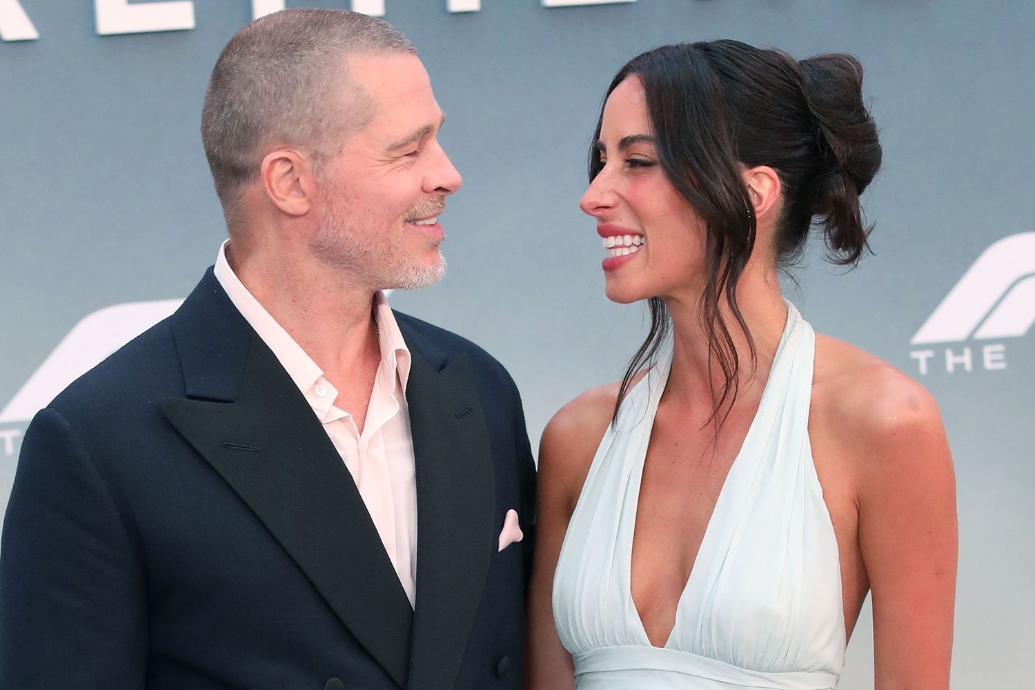 إينيس دي رامون وبراد بيت في مناسبة سابقة (سوشيال ميديا)