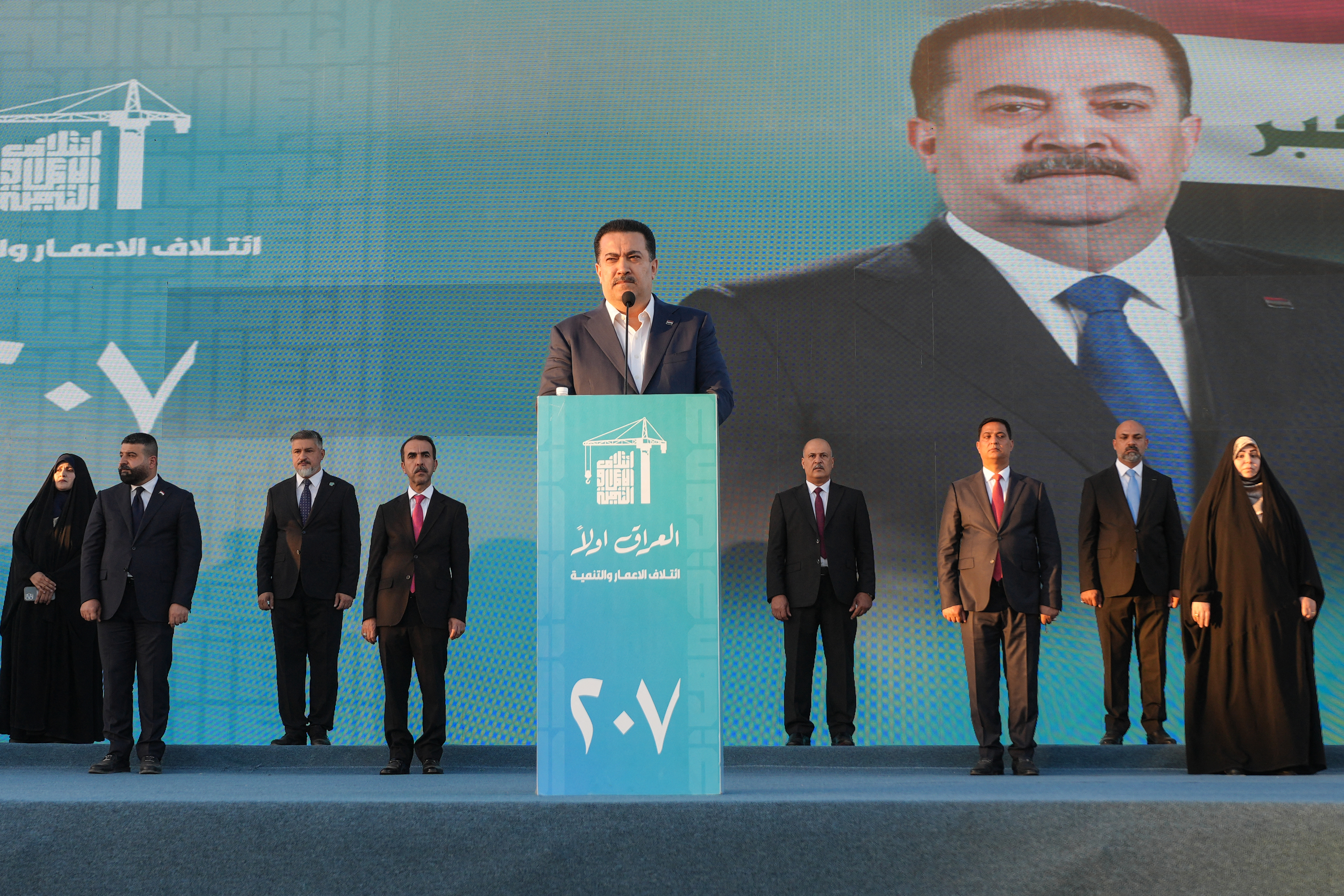 السوداني متحدثاً في إعلان لائحته الانتخابية. (أ ف ب)