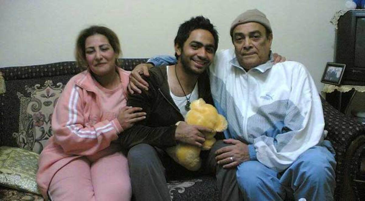 تامر حسني بين والديه (سوشيال ميديا)