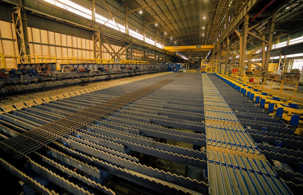 جانب من صناعات المنطقة الاقتصادية لقناة السويس (وكالات)