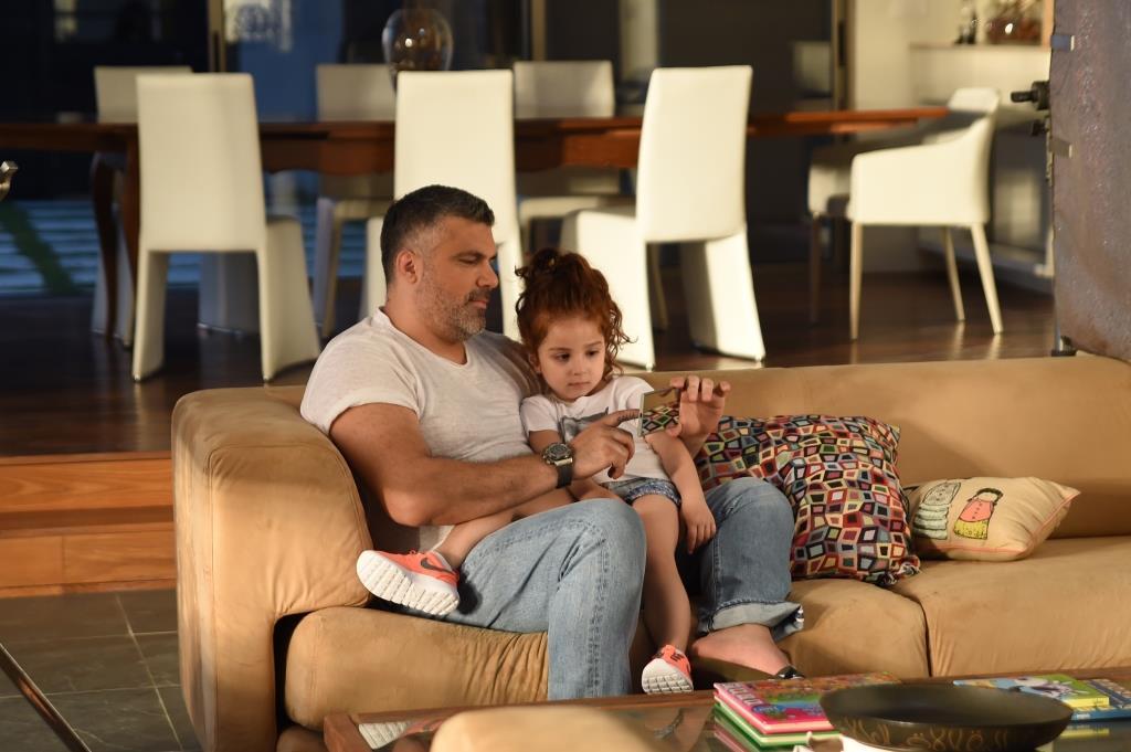 فارس كرم وابنته (إكس)