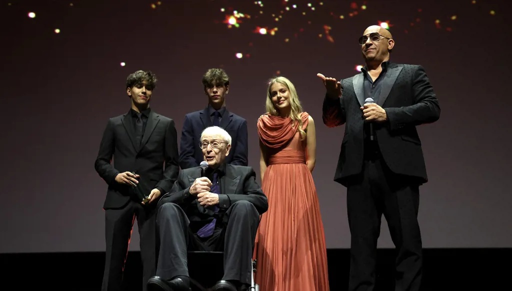 فين ديزل ومايكل كاين وعائلته خلال حفل افتتاح المهرجان (أ ف ب)