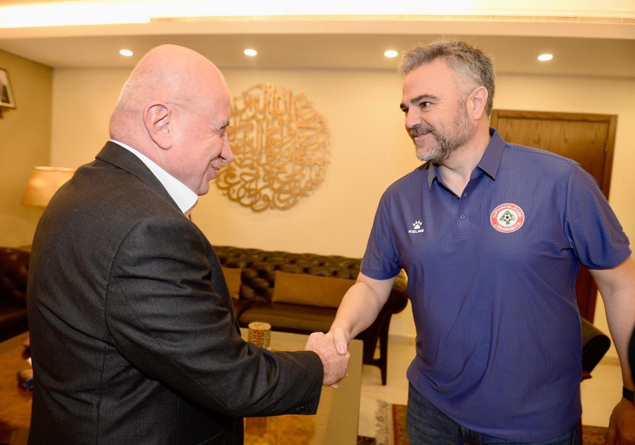 من الاجتماع مع السيد هاشم حيدر. (وكالات)