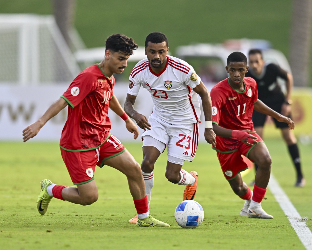 من مباراة الإمارات وعمان. (وكالات) 