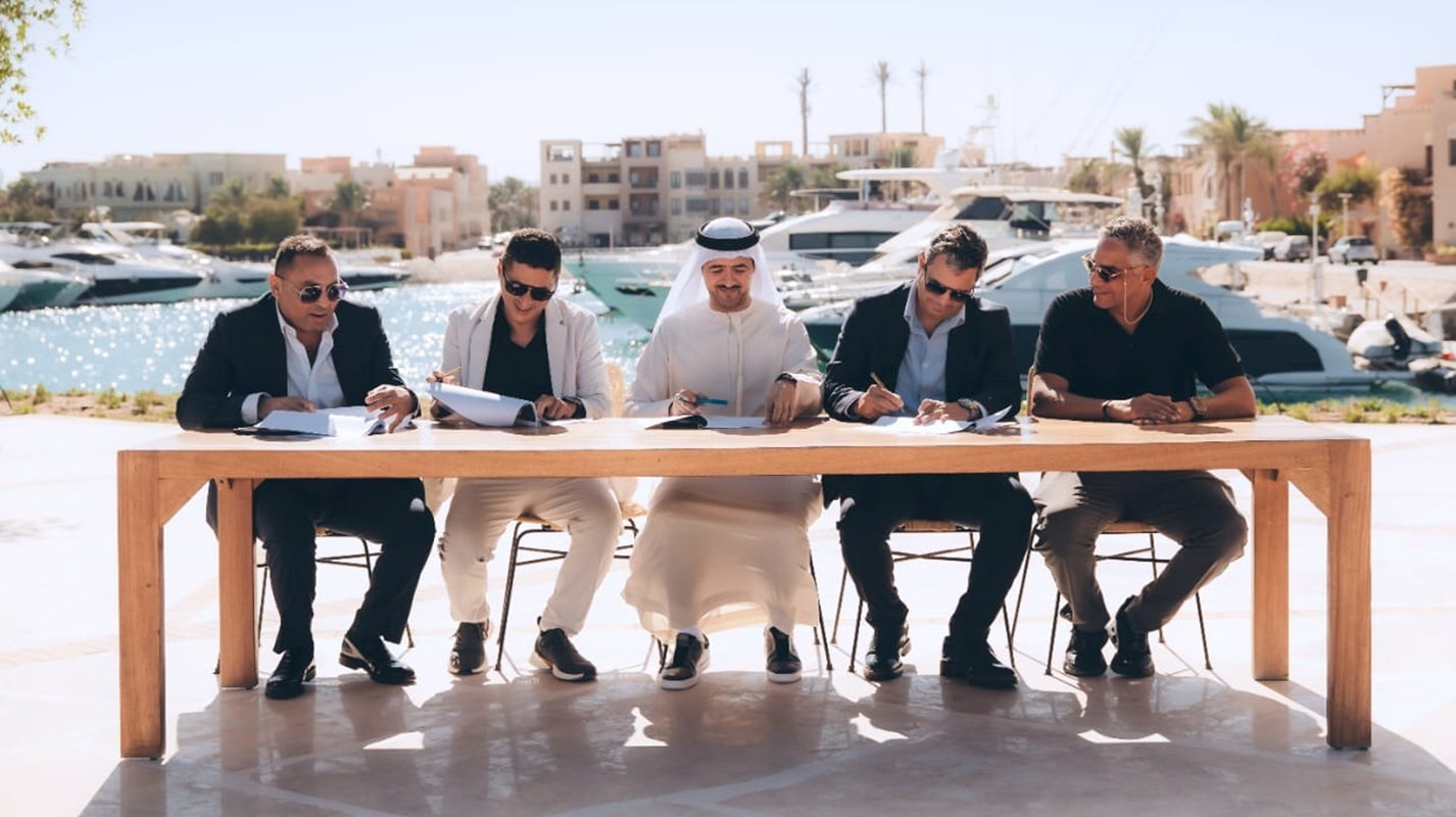 جانب من توقيع الاتفاقية بين طيران أبوظبي ومجموعة براميم مصر (وكالات)