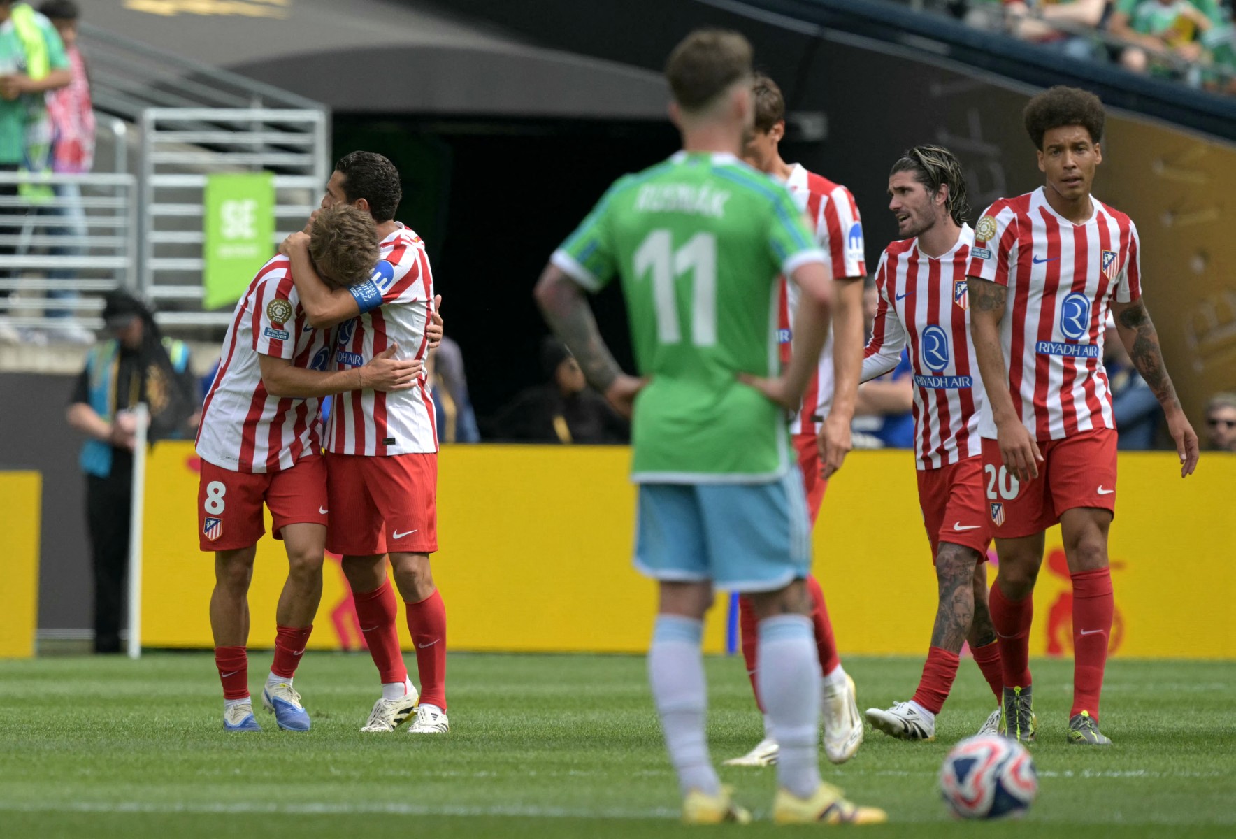 لاعبو أتلتيكو مدريد. (أ ف ب) 