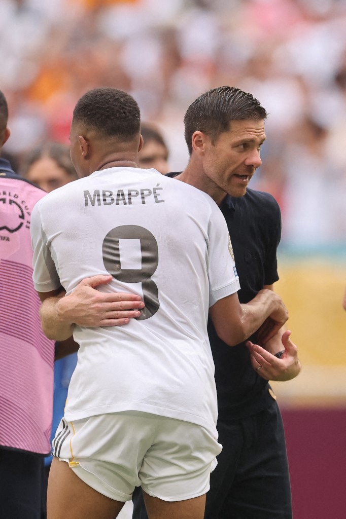 مبابي وألونسو. (أ ف ب) 