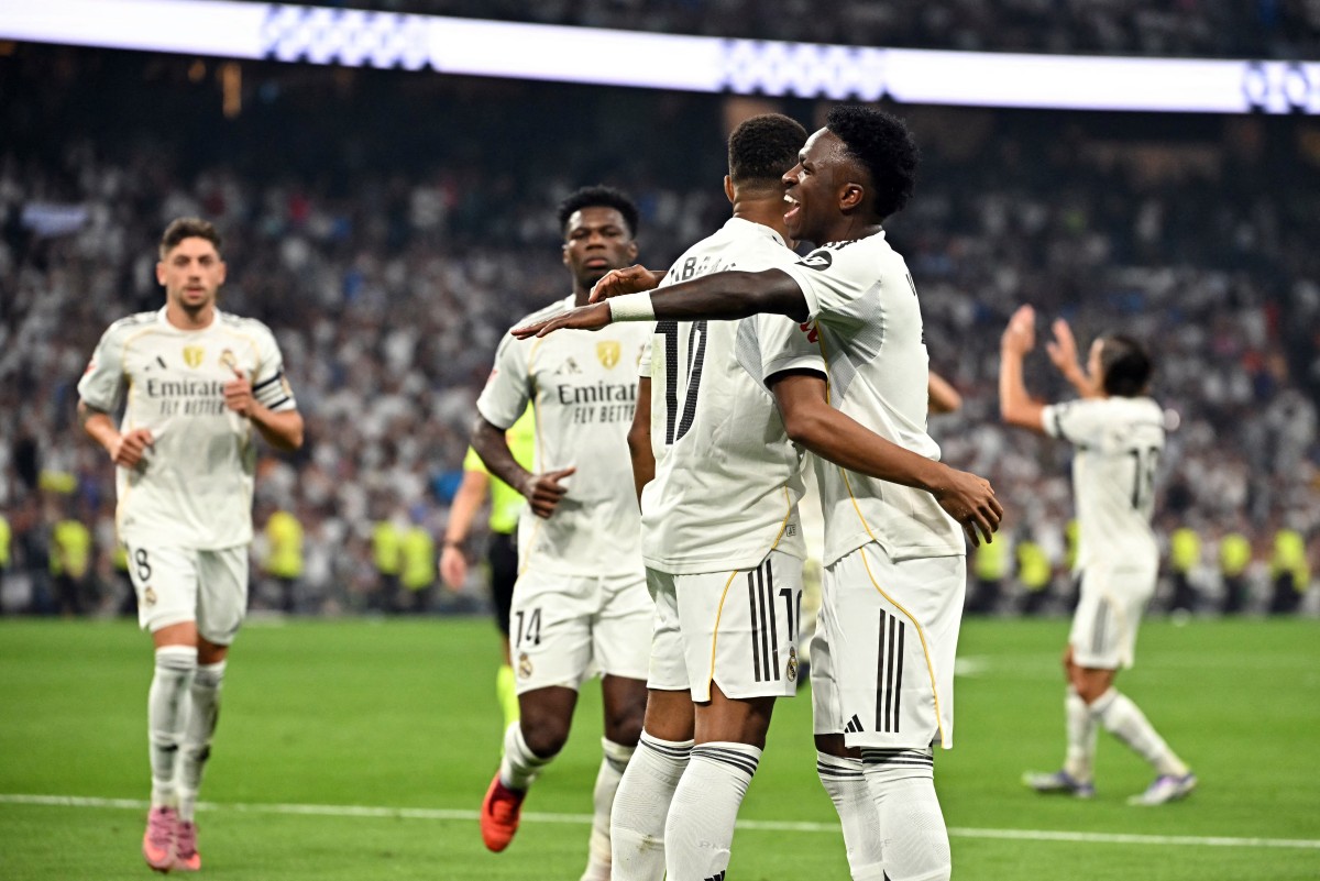 مبابي وفينيسيوس. (أ ف ب)