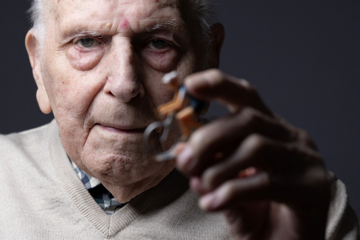 الدرّاج السابق الفرنسي شارل كوست عميد الأبطال الأولمبيين. (أ ف ب)