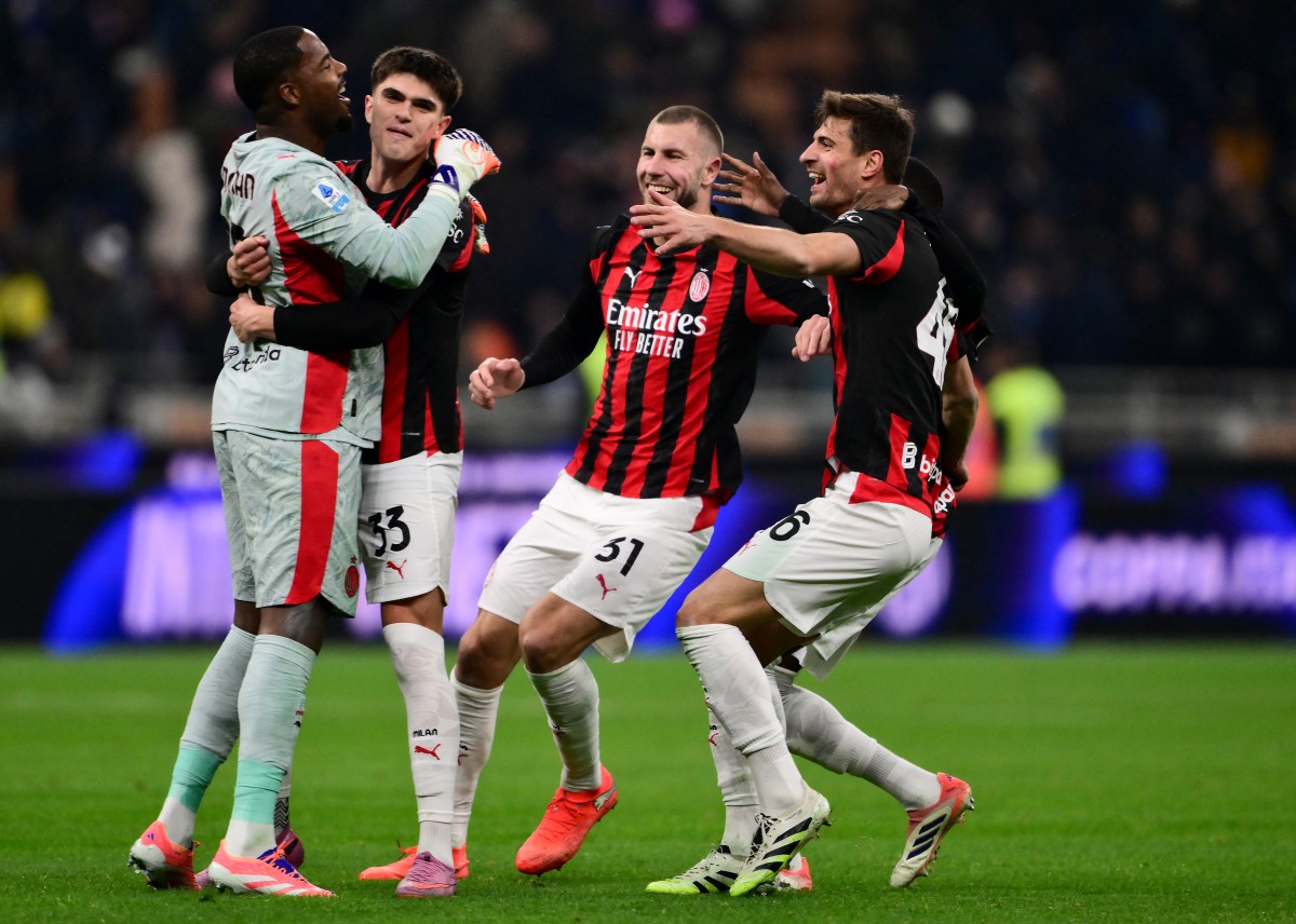 لاعبو ميلان. (أ ف ب) 