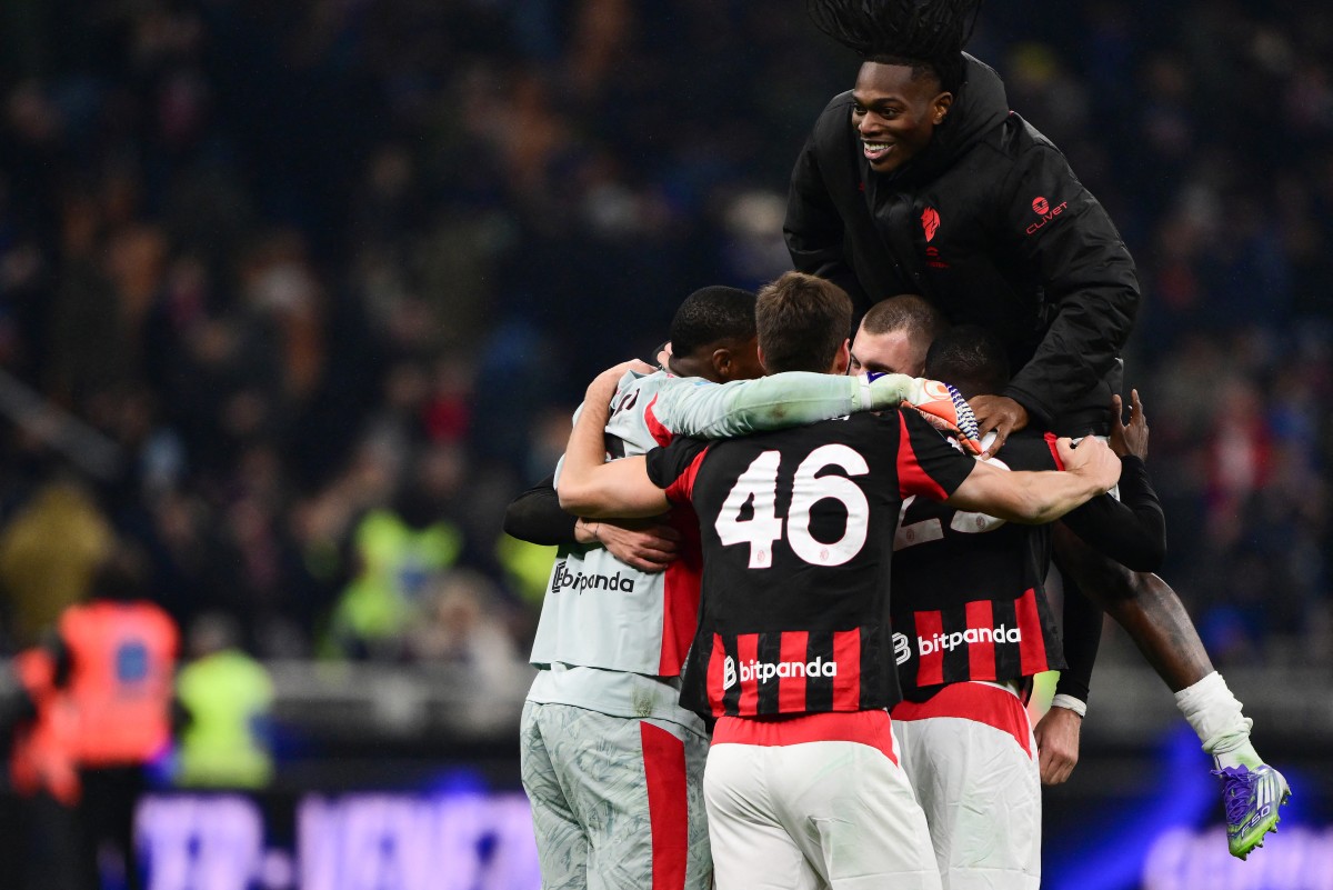 لاعبو ميلان. (أ ف ب) 