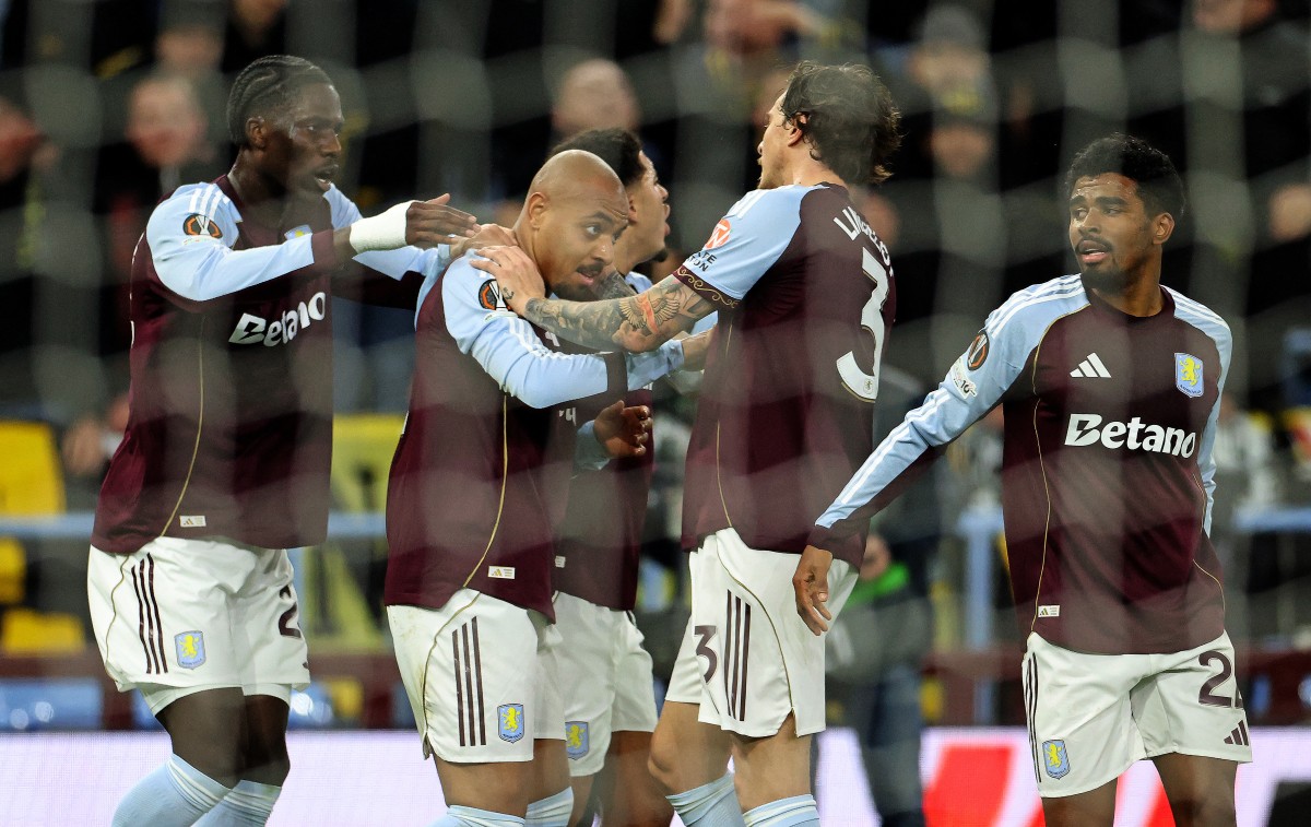 لاعبو أستون فيلا. (أ ف ب)