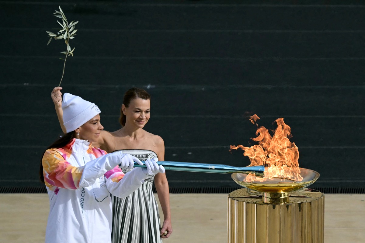 شعلة أولمبياد ميلانو-كورتينا تصل إلى إيطاليا. (أ ف ب) 