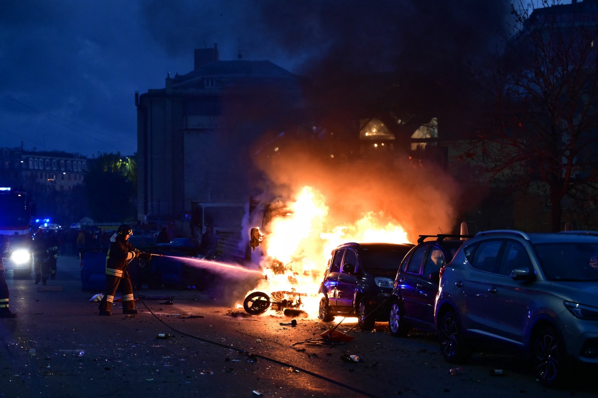 من الاشتباكات بين جمهور إنتر وجنوى. (أ ف ب)