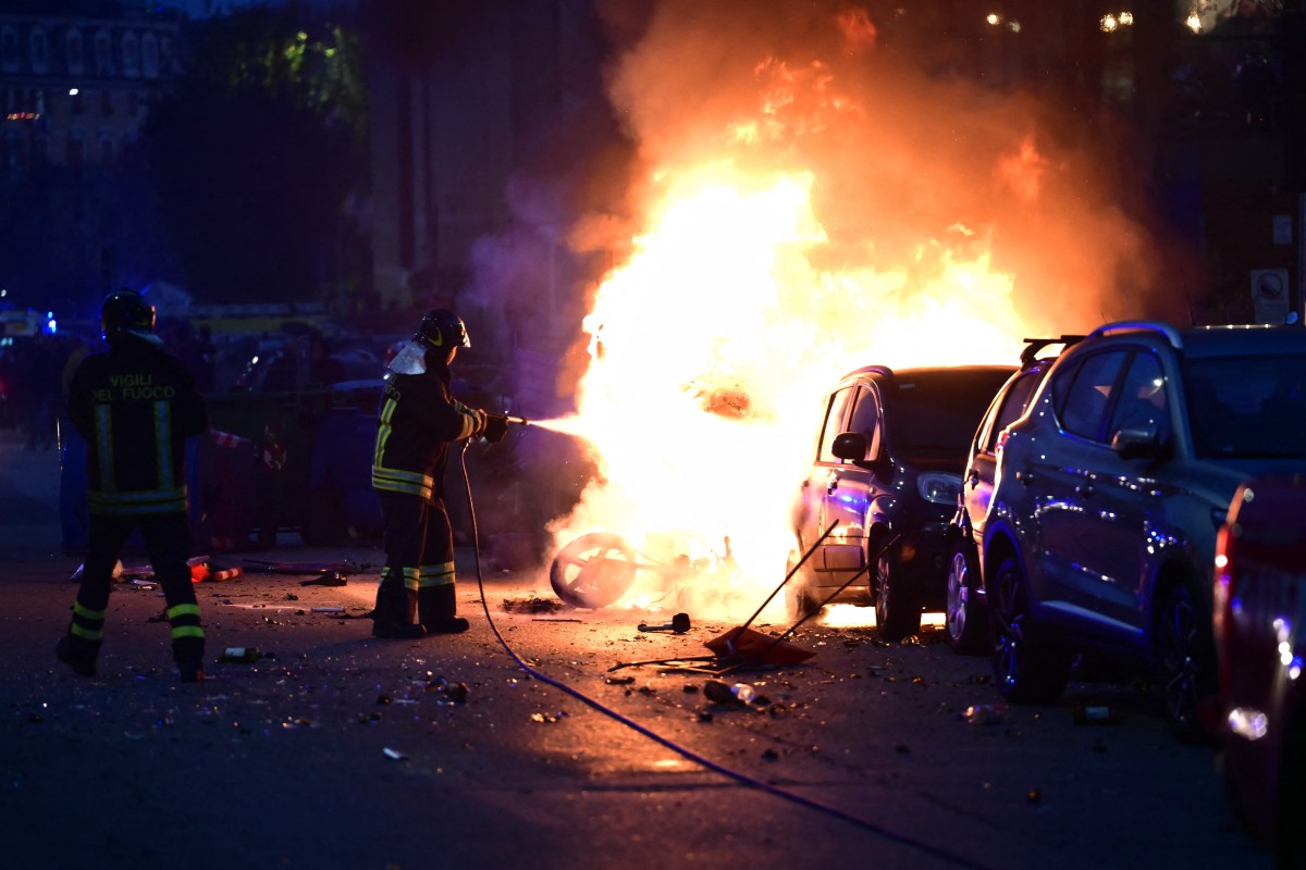 من الاشتباكات بين جمهور إنتر وجنوى. (أ ف ب)