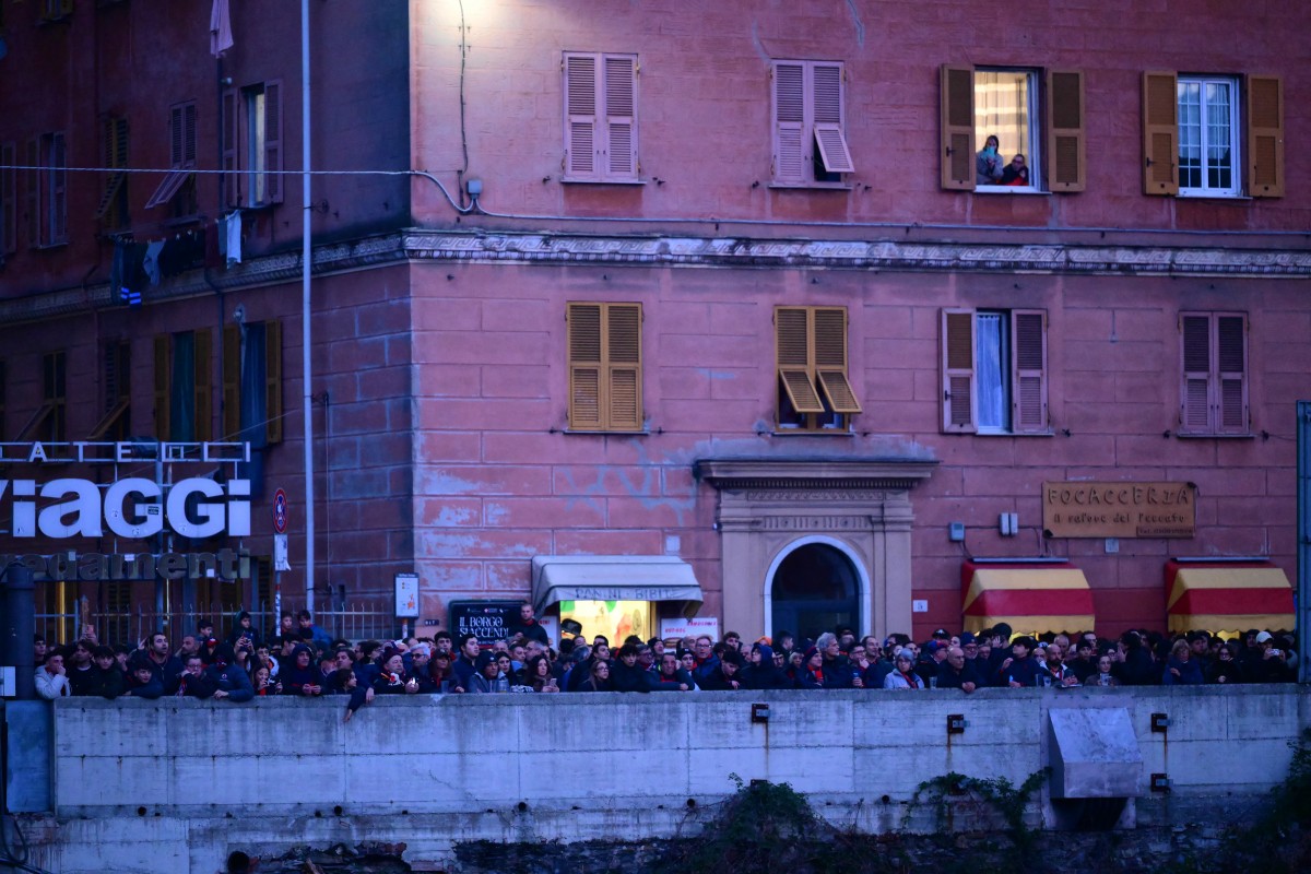 من الاشتباكات بين جمهور إنتر وجنوى. (أ ف ب)