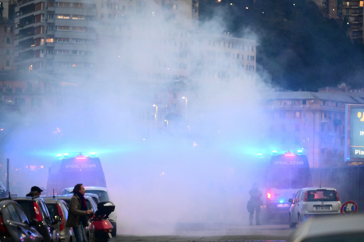 من الاشتباكات بين جمهور إنتر وجنوى. (أ ف ب)