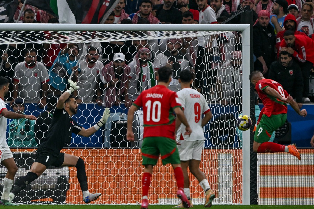 المهاجم المغربي عبدالرزاق حمدالله. (أ ف ب)