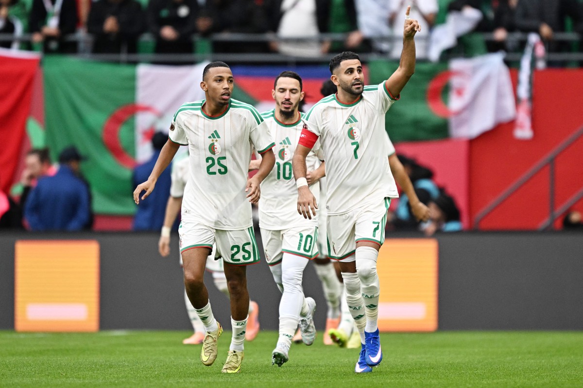 لاعبو الجزائر. (أ ف ب) 