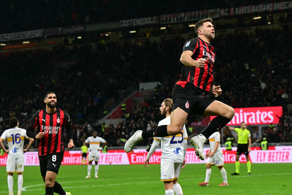 لاعبو ميلان. (أ ف ب)