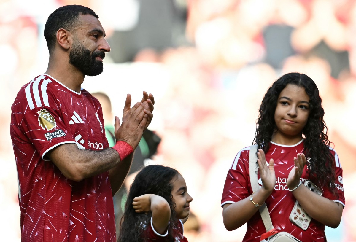 محمد صلاح وابنتيه. (أ ف ب)