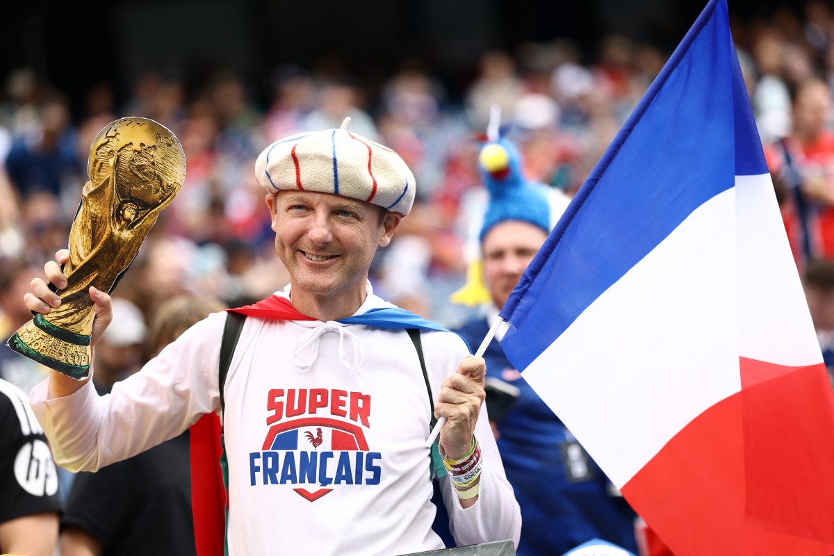 مشجع فرنسي في كأس العالم 2026. (أ ف ب) 