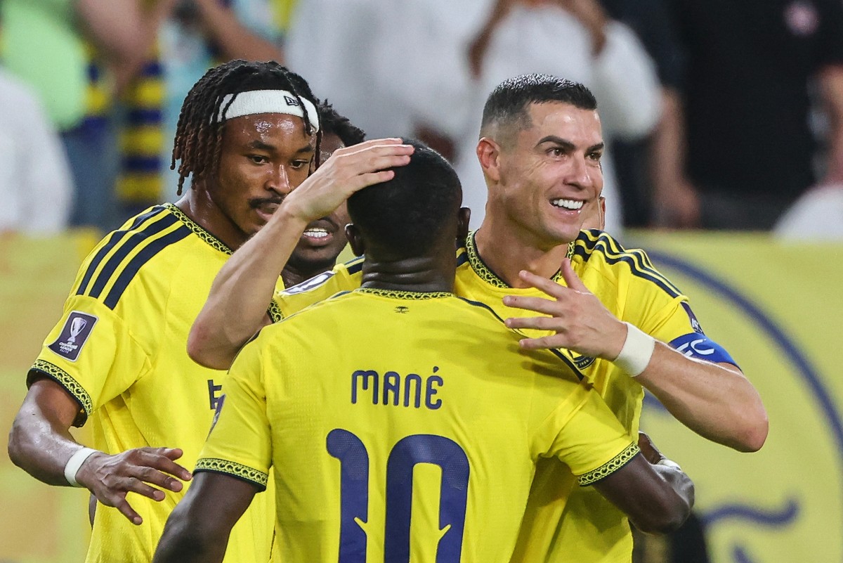رونالدو مع لاعبي النصر. (أ ف ب)