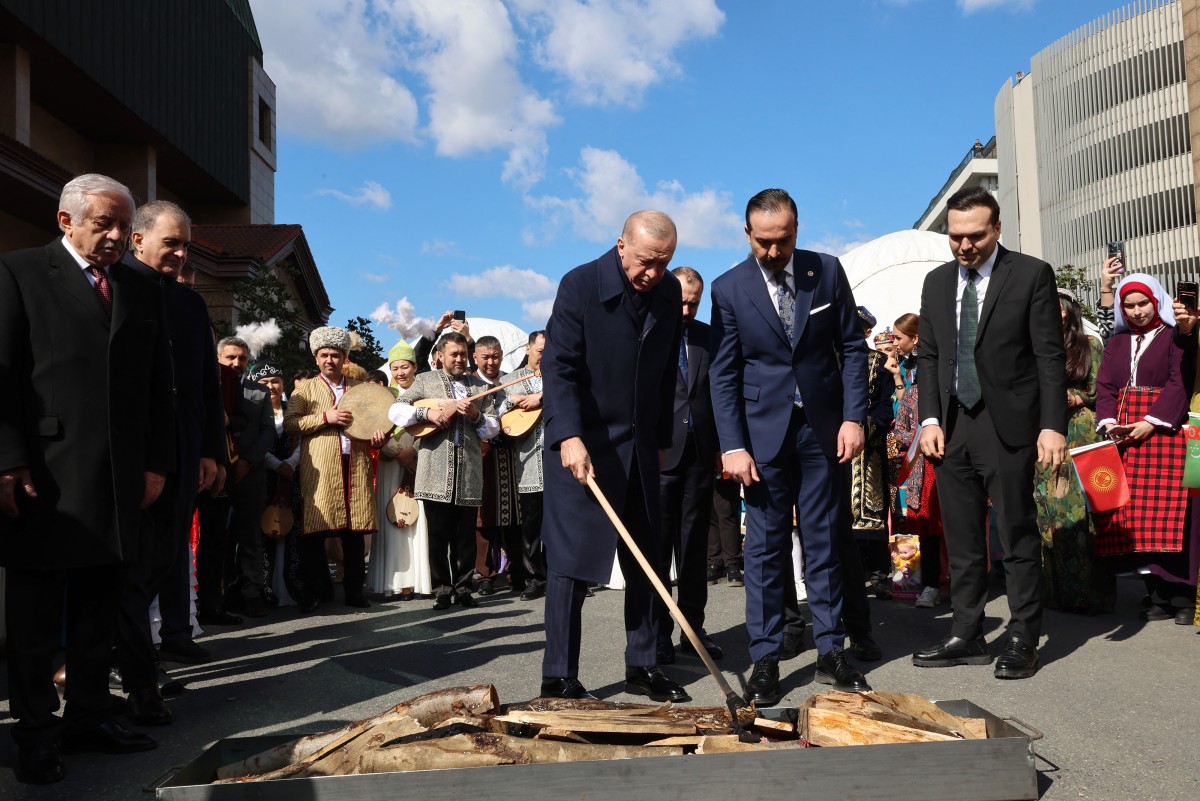 أردوغان (يسار) وهو يشعل النار خلال فعالية عيد النوروز في إسطنبول. (أ ف ب)