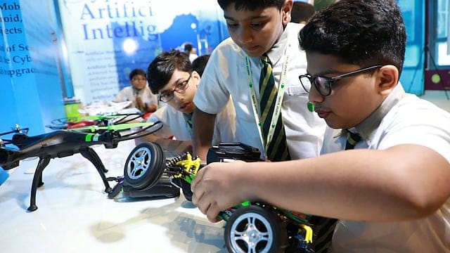 طلاب داخل مختبر للذكاء الاصطناعي في عجمان، الإمارات العربية المتحدة