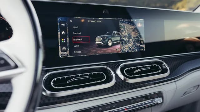 شاشة العرض الممتدة في مرسيدس-مايباخ GLS 2027 (الصورة: MotorTrend)