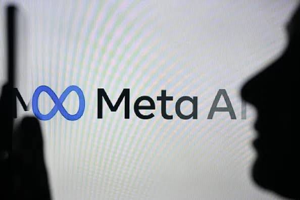 شعار ميتا إيه آي Meta AI، مساعد الذكاء الاصطناعي التابع لشركة ميتا، يظهر على شاشة رقمية.