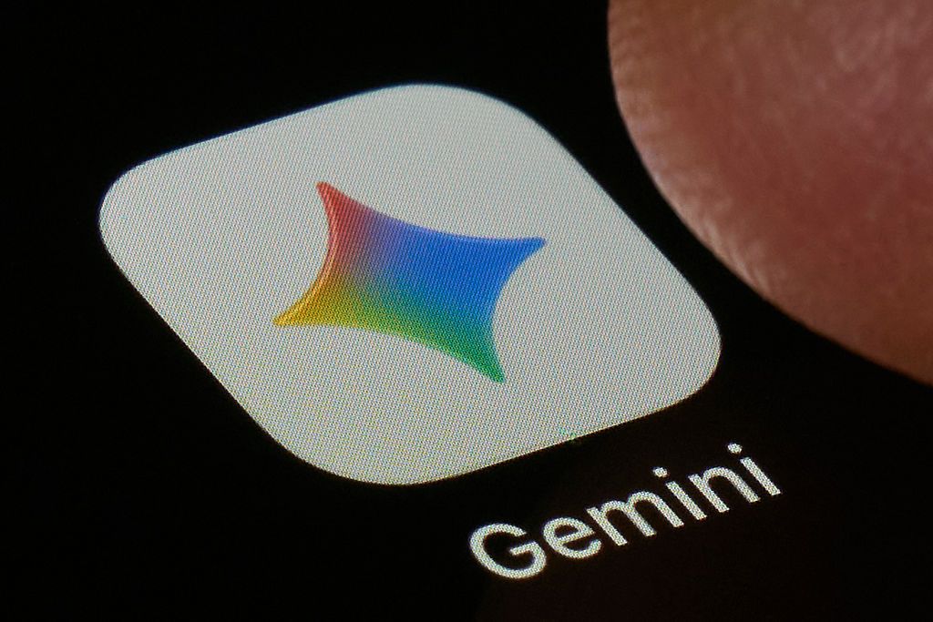 شعار Gemini للذكاء الاصطناعي من غوغل على شاشة هاتف ذكي.