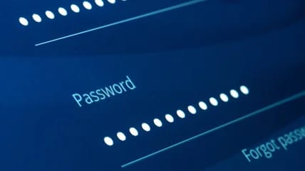 ميزة قفل الحساب على يوتيوب تضيف طبقة حماية تمنع الآخرين من الوصول إلى بيانات المستخدم على الأجهزة المشتركة.