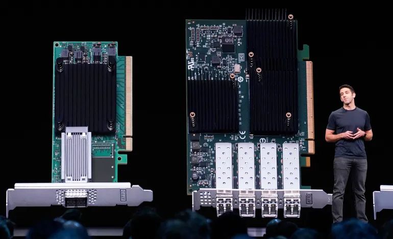 بدأ تيرنوس مسيرته في آبل عام 2001 ضمن فريق التصميم وتدرّج في المناصب لاحقاً (رويترز)