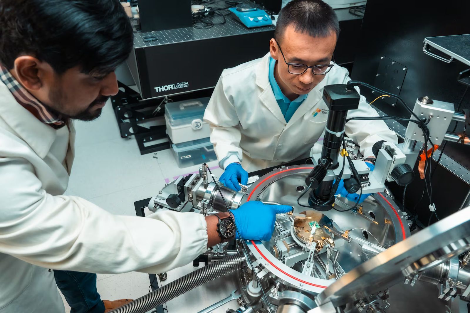 فريق العمل على الرقاقة الجديدة — من KAUST