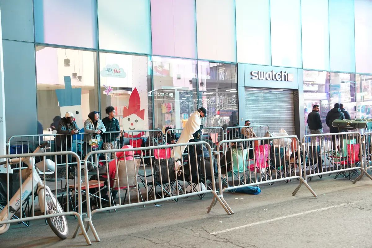 طابور أمام متجر Swatch في Times Square بنيويورك انتظاراً لطرح الساعة محدودة الإصدار (مواقع) 