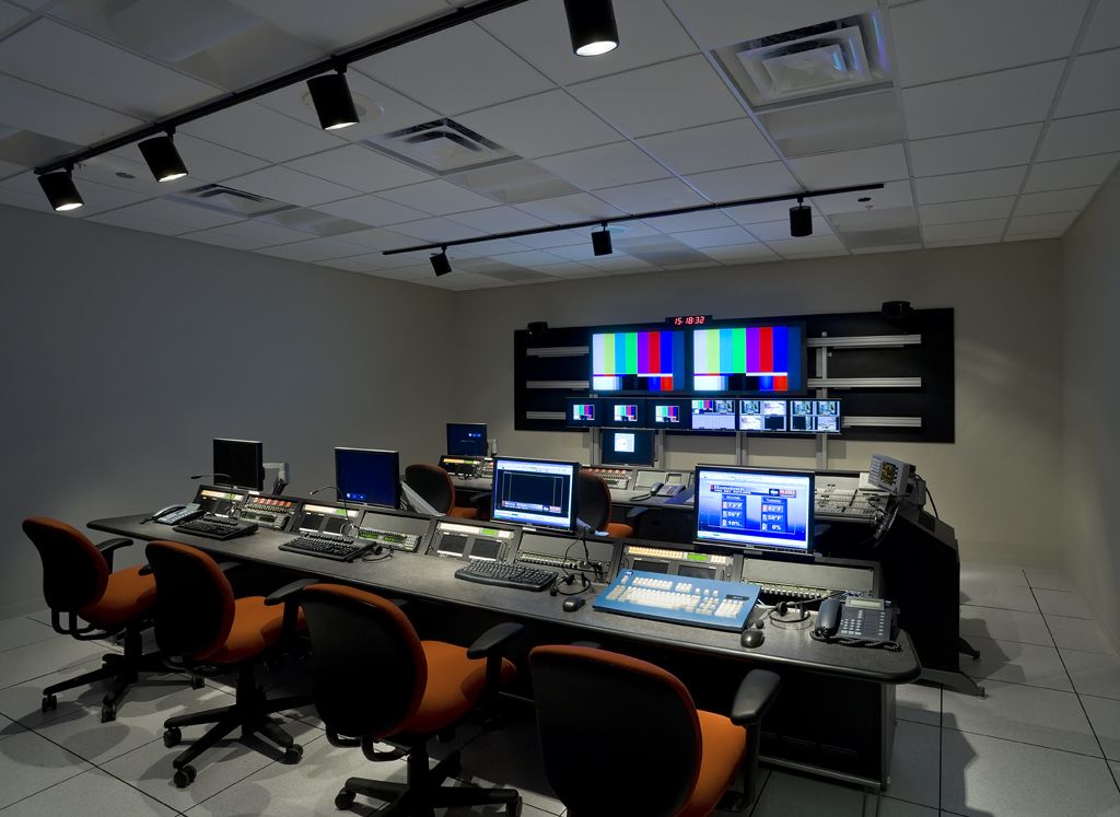 غرفة عمل تلفزيوني (مواقع)